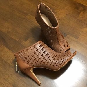 BANANA REPUBLIC lt brown open toed ankle booties 8
